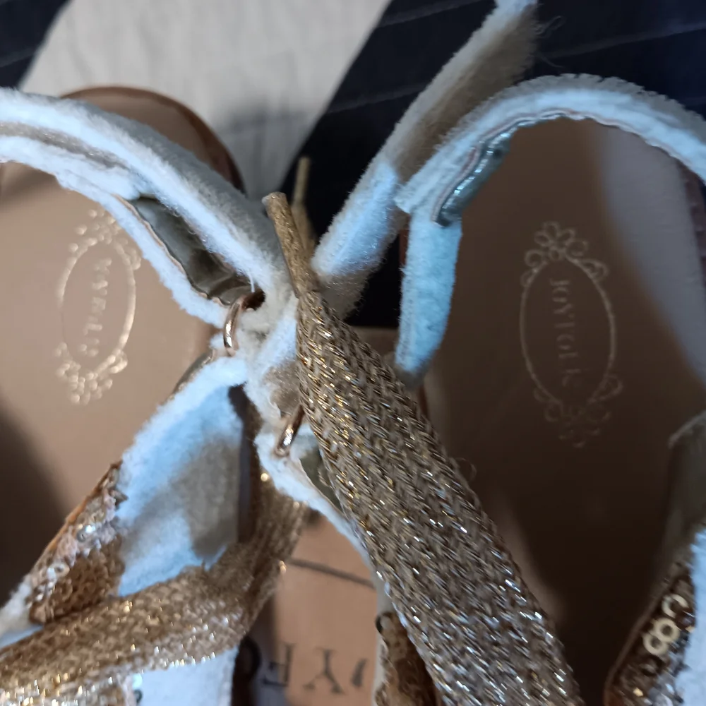 Joyfolie Gold Glitter Kids Sandals - Picture 2 of 4